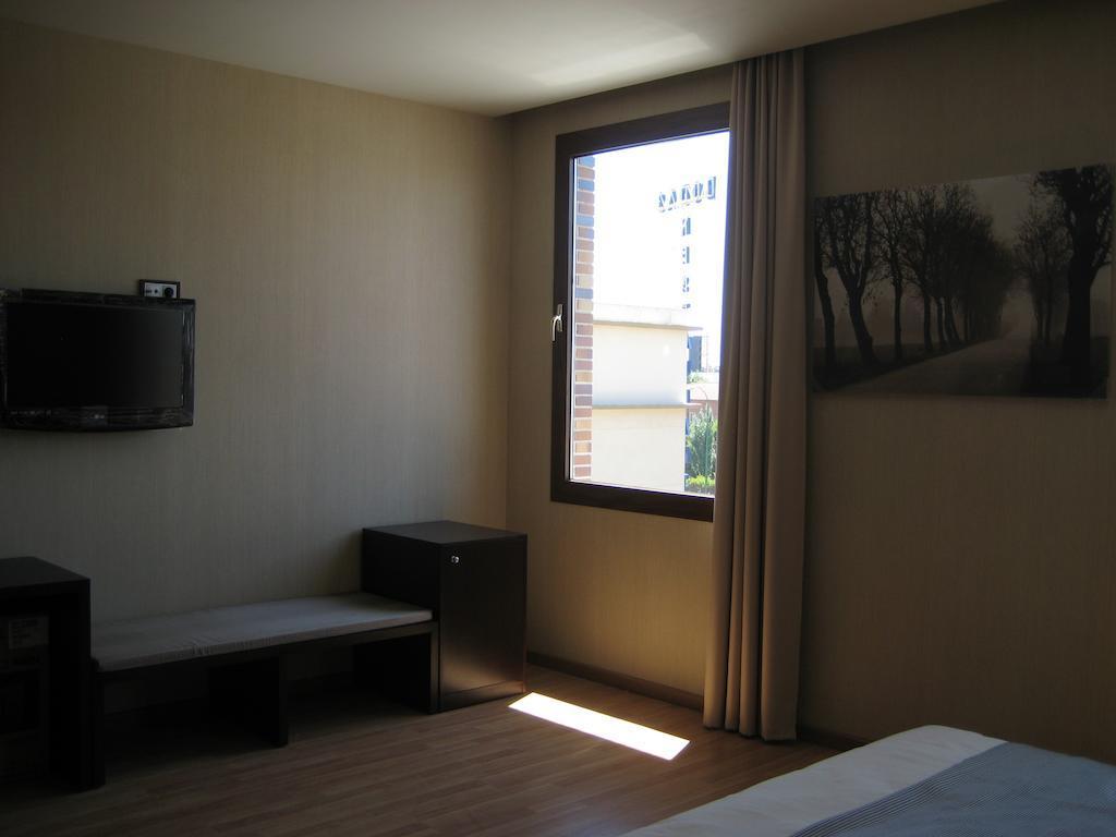 Dinastia Hotel Getafe Bagian luar foto